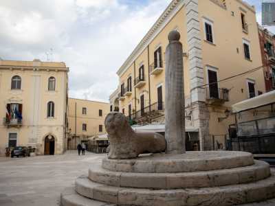...e un leone di pietra che le sta accovacciato alla base